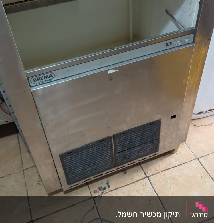 מכונת קרח תעשייתית עם לוח בקרה קדמי